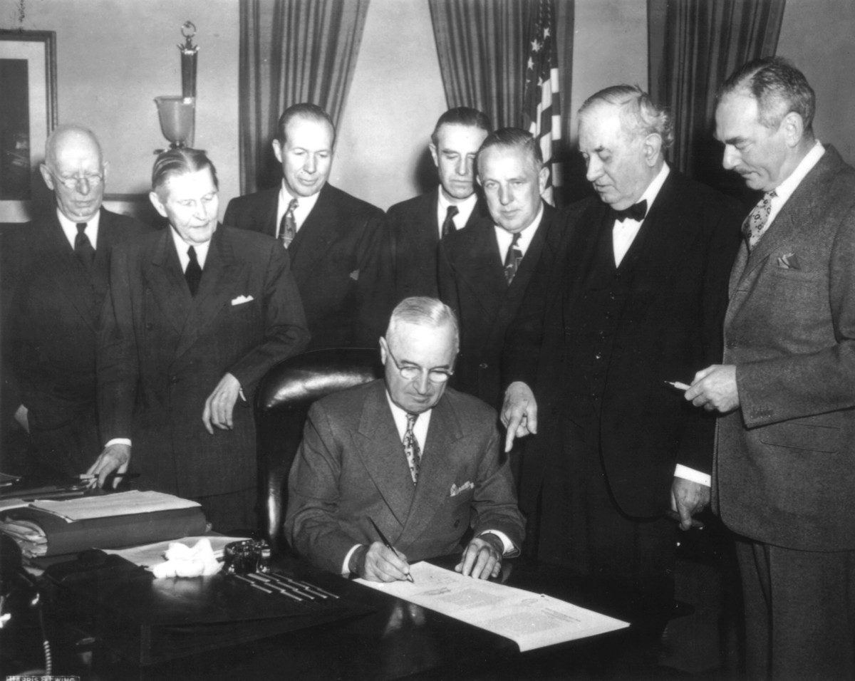  President Harry Truman signs Marshall Plan